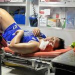 Jonas Tibayan na sanitku, ktorá ho priviedla do nemocnice.
