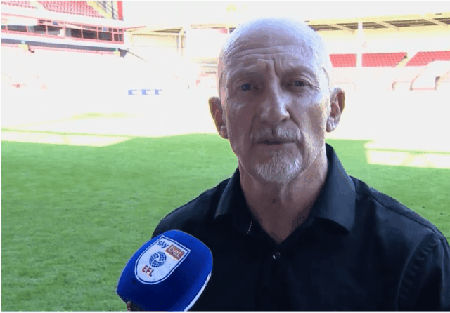 Holloway bol rozzúrený tým, čo sa stalo počas Swindonovej porážky na štadióne Bescot