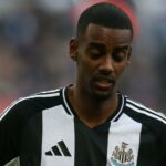 „Liverpool“ s „fľašou“ s Isakom ako „tvár šetrí“ 110 miliónov GBP robí „Newcastle“ „nahnevaný a chaotický“