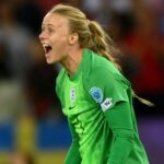 Hannah Hampton napísala svoje meno pre anglický futbalový folklór so svojím vystúpením