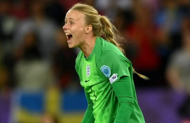 Hannah Hampton napísala svoje meno pre anglický futbalový folklór so svojím vystúpením