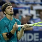 Alejandro Davidovich Fokina (vľavo) a Alex de Minaour (vpravo) sú umiestnené s bežeckom mužov a trofejí víťazov v Mubadala Citi DC Open 2025 (Zdroj: Getty)