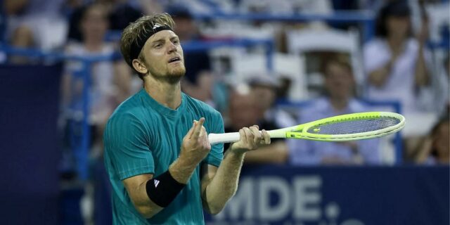 Alejandro Davidovich Fokina (vľavo) a Alex de Minaour (vpravo) sú umiestnené s bežeckom mužov a trofejí víťazov v Mubadala Citi DC Open 2025 (Zdroj: Getty)