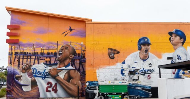 „Obráťte sa na neho“: Nová nástenná maľba kladie Kobe Bryant do Dodger Gear

