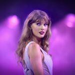 Speváci -Songwriters Beck, Taylor Swift a St. Vincent účinkujú na pódiu počas Taylor Swift, svetového turné z roku 1989 Live v Los Angeles v Centre Staples 25. augusta 2015 (obrázok Via Getty)