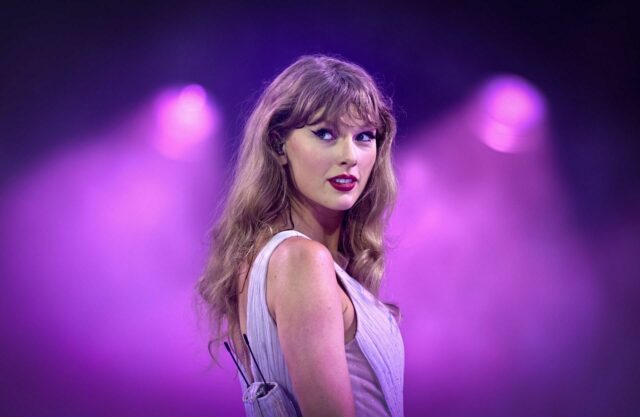 Speváci -Songwriters Beck, Taylor Swift a St. Vincent účinkujú na pódiu počas Taylor Swift, svetového turné z roku 1989 Live v Los Angeles v Centre Staples 25. augusta 2015 (obrázok Via Getty)