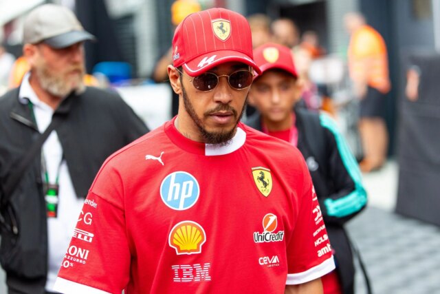 „Unavený“ Lewis Hamilton by podvádzal -ak nie je v dôchodku, hovorí Bernie Ecclestone

