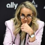 Hlavný tréner Becky Hammon z Las Vegas ACES sa pozerá proti Golden State Valkyries v treťom štvrťroku v Chase Center 6. augusta 2025 v San Franciscu v Kalifornii. - Zdroj: Getty