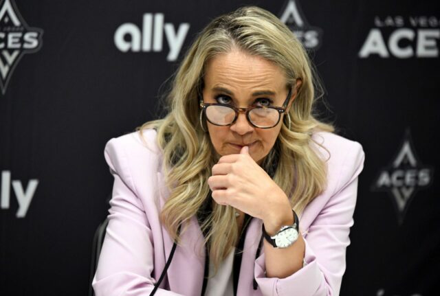 Hlavný tréner Becky Hammon z Las Vegas ACES sa pozerá proti Golden State Valkyries v treťom štvrťroku v Chase Center 6. augusta 2025 v San Franciscu v Kalifornii. - Zdroj: Getty