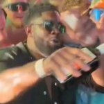 Micah Richards v dave na Festivale v Reading Festival