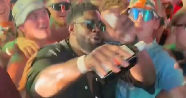 Micah Richards v dave na Festivale v Reading Festival