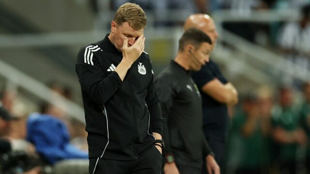 Newcastle na Tyne v Anglicku - 25. augusta: Joelinton z Newcastle United reaguje, keď opúšťa pole po zranení počas zápasu Premier League medzi Newcastle United a Liverpool v parku St James 25. augusta 2025 v Newcastle po Anglicku Tyne. (Foto: Stu Forster/Getty Images)
