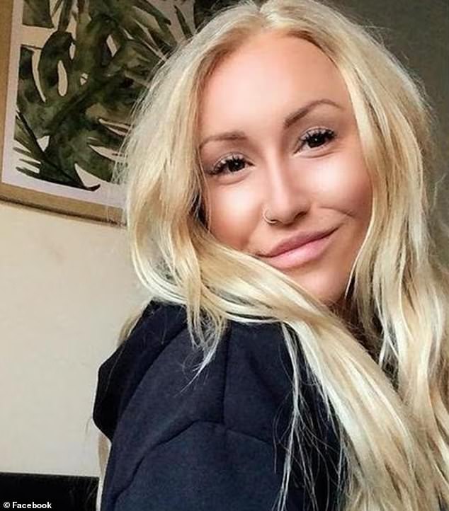 2 Jockeys sú zakázaní z jazdy cez deklarované videoklip, ktorý Jockey Amy Graham bola údajne natočená odflácajúcou látkou bieleho prášku od taniera