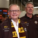 Prezident Hawthorn Andrew Gowers (na obrázku vpravo) prekvapil Anthony Albanese s prípadom VB po tom, čo Hawks porazil GWS vo finále AFL