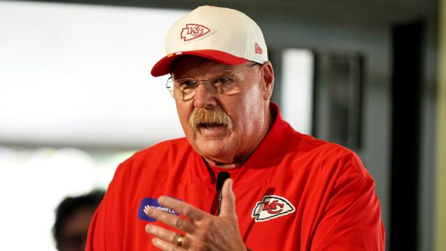 Andy Reid sa týka toho, prečo hráč Chargers nebol vylúčený po Travis Kelce Strike 

