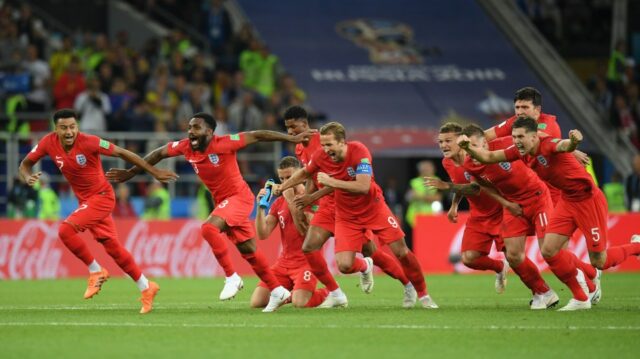Anglicko 2026 Away Globe Mug Balíček „Kvapkaný“, keď sa Nike presťahuje ďaleko od pochybného bundy Euro 2024 

