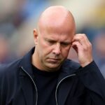 Arne Slot povedal, že akcie hviezdy Liverpoolu boli „bez použitia“ po tom, čo pripustili neskoro v paláci