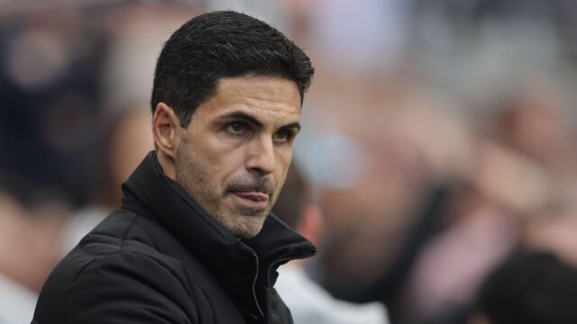 Arteta získava pomoc pilotom RAF súčasným faktorom, ktorý mu zabránil na podujatí 

