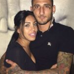Futlen futbalová hviezda Kerem Bulut, ktorá bola kedysi naklonená pre medzinárodnú veľkosť, mohla chodiť z väzenia zadarmo začiatkom budúceho mesiaca po tom, čo strávila posledné dva roky za mrežami. Je na obrázku so ženou, ktorá nie je anjelským mounce-stephens