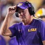 Brian Kelly z LSU získava zasiahnutú po celú dobu hry