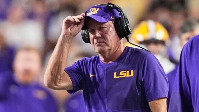 Brian Kelly z LSU získava zasiahnutú po celú dobu hry 

