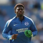 Brighton, Anglicko - 31. augusta: Carlos Baleba z Brighton & Hove Albion sa zahreje pred zápasom Premier League medzi Brighton a Hove Albion a Manchester City na štadióne Amex 31. augusta 2025 v Anglicku v Brightone. (Foto: Crystal Pix/Mb Media/Getty Images)