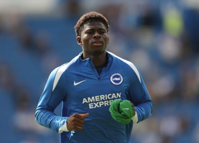Brighton, Anglicko - 31. augusta: Carlos Baleba z Brighton & Hove Albion sa zahreje pred zápasom Premier League medzi Brighton a Hove Albion a Manchester City na štadióne Amex 31. augusta 2025 v Anglicku v Brightone. (Foto: Crystal Pix/Mb Media/Getty Images)