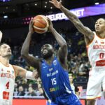 Čierna správa Nikola Vucevic, vľavo a Kyle Allman Jr., vpravo, výzva na loptu s Britániou Akwasi Yeboah, centrum, počas Eurobasetu, európskeho šampionátu basketbalu, zápas skupiny B medzi Čiernou Horou a Veľkou Britániou v Tampere vo Fínsku, streda 3. septembra 2025.