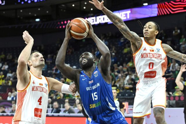 Čierna správa Nikola Vucevic, vľavo a Kyle Allman Jr., vpravo, výzva na loptu s Britániou Akwasi Yeboah, centrum, počas Eurobasetu, európskeho šampionátu basketbalu, zápas skupiny B medzi Čiernou Horou a Veľkou Britániou v Tampere vo Fínsku, streda 3. septembra 2025.