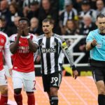 Bukayo Saka a Mikel Arteta objasňujú varnú pozíciu po kolekcii jemné podujatie v Newcastle