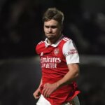 Bývalá celebrita Arsenal Billy Vigar prechádza po strašidelnej havárii s betónovým povrchom steny v celom obleku