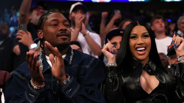 Cardi B odhaľuje materstvo s Patriots 'Stefon Diggs na televíznom stretnutí 

