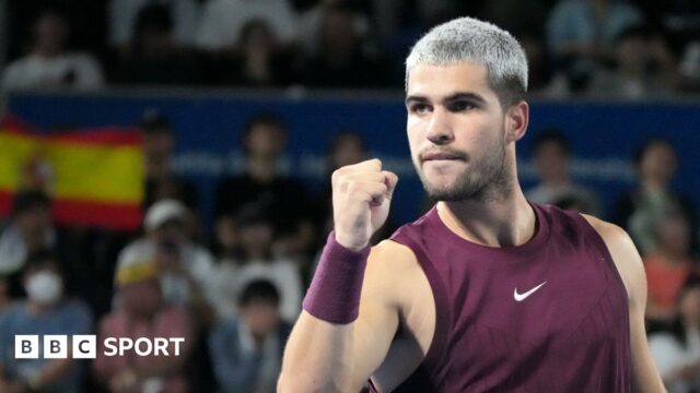 Tony Jacklin lifts the Ryder Cup in 1975