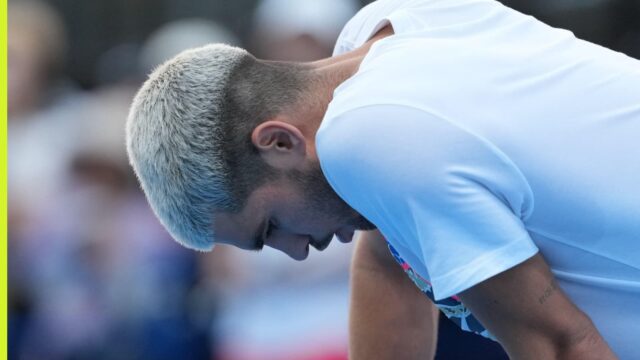 Carlos Alcaraz vyvoláva značné zranenia po tom, čo padol na súd v Japonsku Open 

