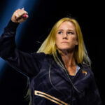 Anaheim, Kalifornia - 26. júna: Holly Holm (L) a Yolanda Vega čelia pred bojom v Honda Centre 26. júna 2025 v Anaheim v Kalifornii. (Foto: Cris Esqueda/Golden Boy/Getty Images)
