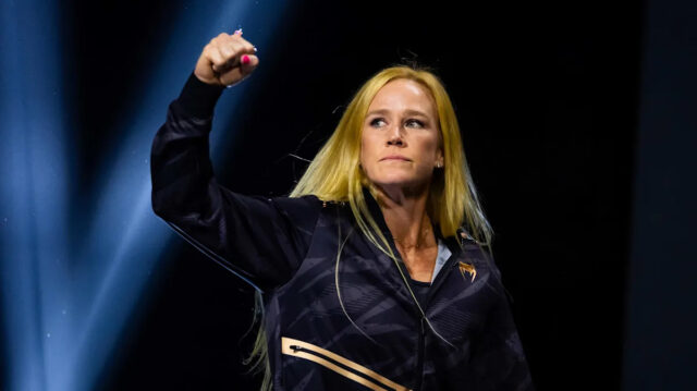 Anaheim, Kalifornia - 26. júna: Holly Holm (L) a Yolanda Vega čelia pred bojom v Honda Centre 26. júna 2025 v Anaheim v Kalifornii. (Foto: Cris Esqueda/Golden Boy/Getty Images)