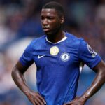 Chelsea Celebrity Moises Caicedo pri odpružení bolesti hlavy po červených kartách | Futbal | Športová aktivita