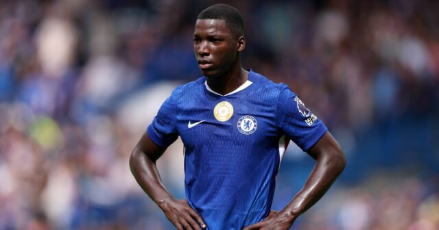 Chelsea Celebrity Moises Caicedo pri odpružení bolesti hlavy po červených kartách | Futbal | Športová aktivita 

