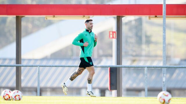    Yeray Alvarez v akcii minulú sezónu pre Athletic.