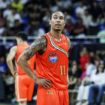 Chris Newsome o skrutkách Meralco počas hry PBA Filippine Cup.