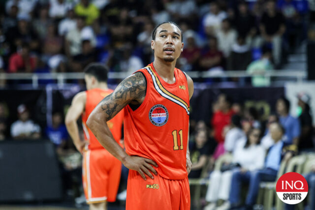 Chris Newsome o skrutkách Meralco počas hry PBA Filippine Cup.