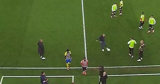 Chris Wilder sa vyslal po vyhodení do povetria doprava do tváre obhajcu počas Clash 

