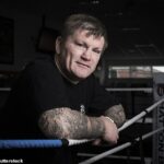 Po tom, čo bola smrť boxera Rickyho Hattona oznámená v nedeľu vo veku 46 rokov, zaplavili britské brit