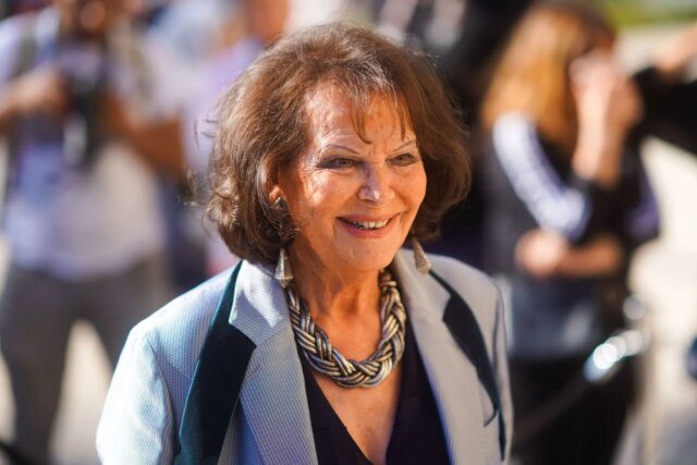 Talianska herečka Claudia Cardinale prichádza na premietanie filmu „Sink alebo Swim (Le Grand Bain)“ (Fotografia Augenca Mustafa Yalcin/Anadolu/Getty Images)
