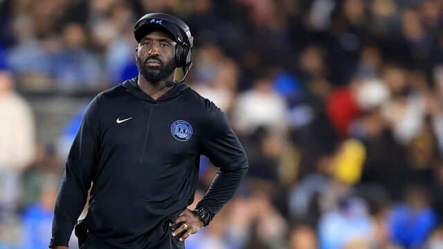 Čo sa vyskytuje pri futbalovej zostave univerzity, keď je tréner prepustený v septembri? 

