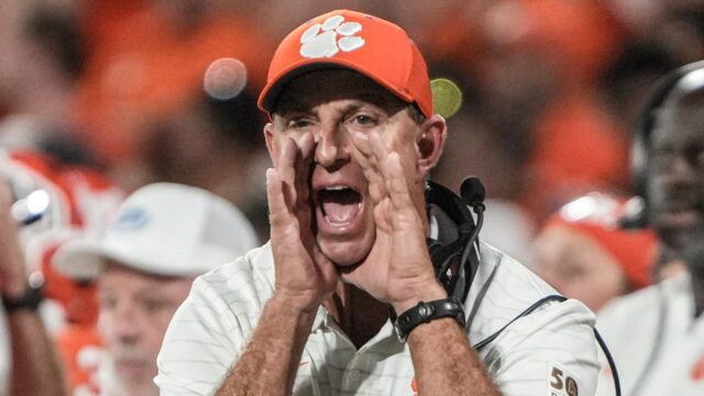Dabo Swinney sa prepúšťa späť na filmových kritikov uprostred Clemsonovho drsného začiatku 

