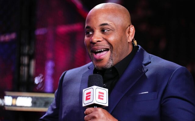 Daniel Cormier reaguje na stratu knockout Luka Rockholda v porovnaní s Darrenom, vyzýva konkurentov, aby „objavili výber“ po odchode do dôchodku 

