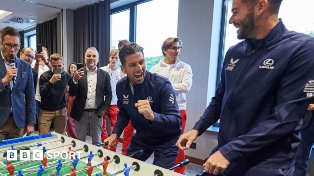 Davis MUG: Prečo má cesta vynikajúcej Británie do Poľska Cameron Norrie and Jacob Fearnley laughing while playing table football