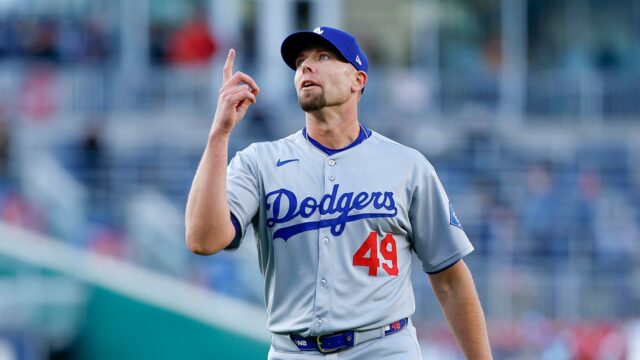 Dodgers Bottle Blake Treinen Honors Charlie Kirk s poctou klobúkom 

