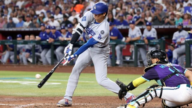 Dodgers 'Shohei Ohtani Strikes Povolanie High-Tying 54. Homer priamo do bazéna 

